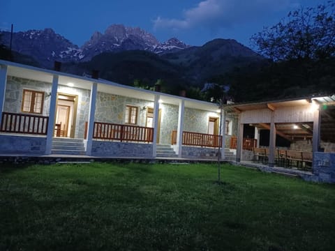 Property building, Restaurant/places to eat, Garden, Breakfast