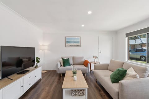 TV and multimedia, Living room, Seating area, Evening entertainment
