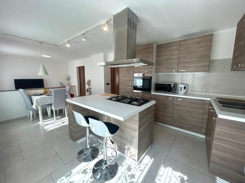 Kitchen or kitchenette, Dining area, oven, stove