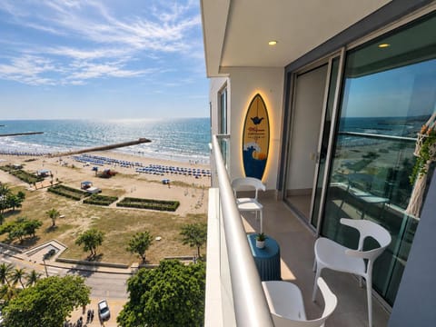 Property building, Patio, Natural landscape, Balcony/Terrace, Living room, Beach, Sea view