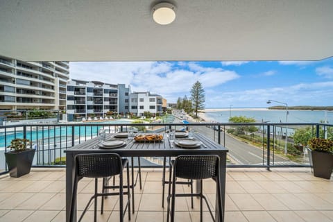 Property building, View (from property/room), Dining area, Pool view, Sea view, Swimming pool
