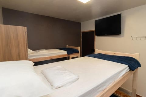 Bed, TV and multimedia, Photo of the whole room, Bedroom, towels