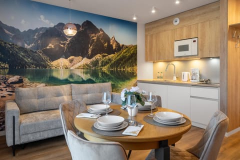 Coffee/tea facilities, Kitchen or kitchenette, Living room, Food and drinks, Seating area, Dining area, Food