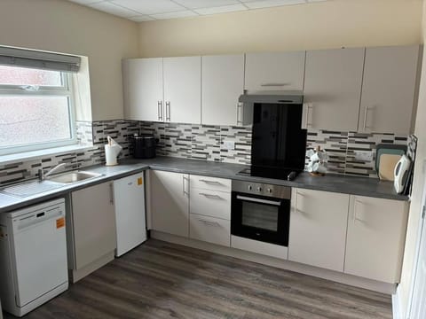 Coffee/tea facilities, oven, stove