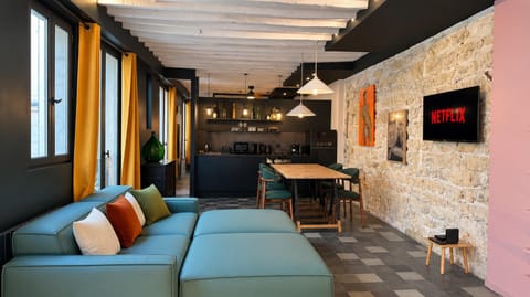 Communal lounge/ TV room, TV and multimedia, Kitchen or kitchenette, Living room, Seating area, Dining area, Evening entertainment