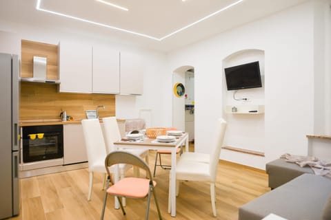 TV and multimedia, Kitchen or kitchenette, Living room, Seating area, Dining area, oven, stove