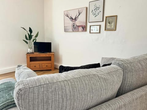 Communal lounge/ TV room, TV and multimedia, Living room, Seating area, internet