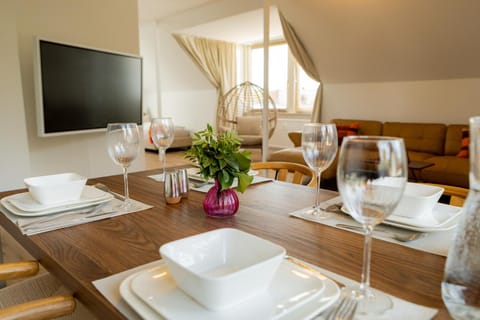 Communal lounge/ TV room, Living room, Food and drinks, Seating area, Dining area, Evening entertainment, Drinks