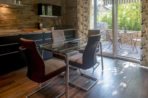 Patio, Kitchen or kitchenette, Dining area