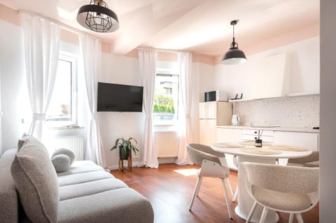 TV and multimedia, Kitchen or kitchenette, Living room, Seating area