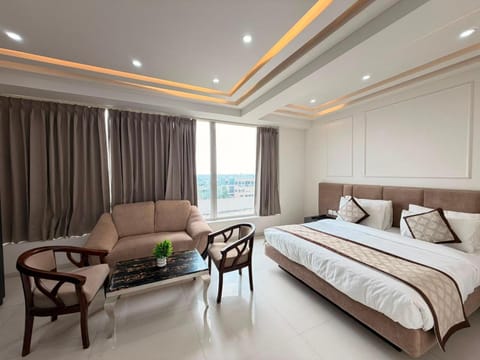 Bed, Living room, Photo of the whole room, Seating area, Bedroom