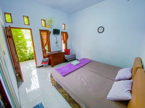 Bed, TV and multimedia, Seating area, Bedroom, Area and facilities