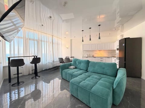 Restaurant/places to eat, Living room