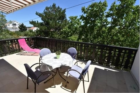 Apartments Carev 1293 Bed and Breakfast in Tisno