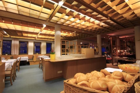 Restaurant/places to eat, Buffet breakfast