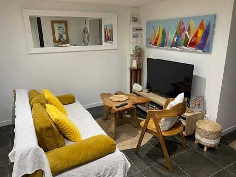 Property building, TV and multimedia, Living room, Decorative detail