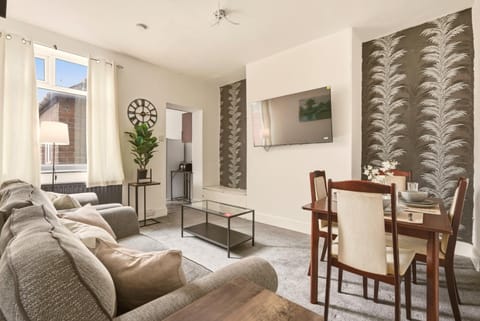 TV and multimedia, Living room, Seating area, Dining area