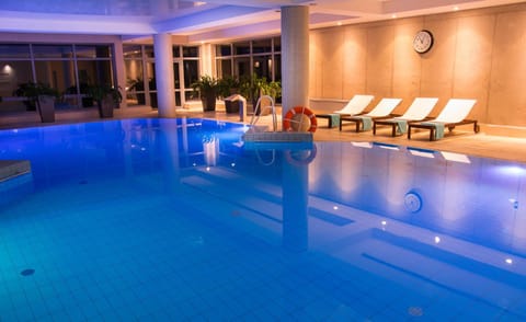 Pool view, Swimming pool, sunbed