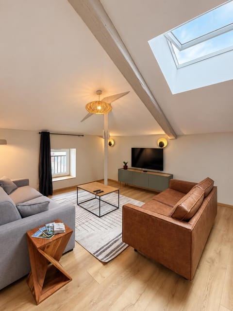 Communal lounge/ TV room, TV and multimedia, Living room, Seating area, Evening entertainment