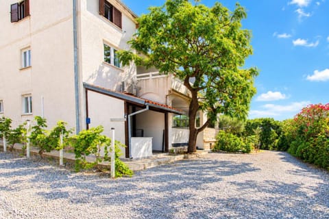 Property building, Patio, Facade/entrance