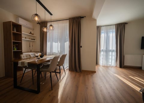 Kitchen or kitchenette, Seating area, Dining area