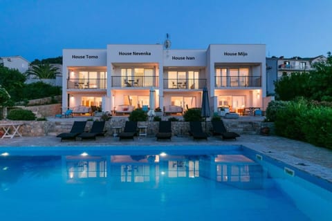 Facade/entrance, Swimming pool