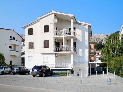 Property building, Summer, Parking
