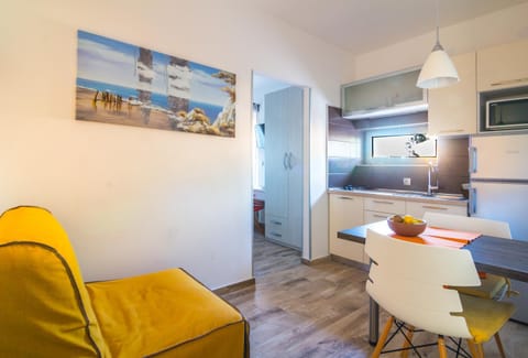 People, View (from property/room), Balcony/Terrace, Kitchen or kitchenette, Lobby or reception, Food and drinks, Photo of the whole room, Decorative detail, Decorative detail, Dining area, Animals