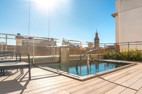 Swimming pool, sunbed