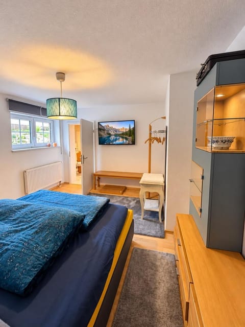 Bed, TV and multimedia, Photo of the whole room, Bedroom