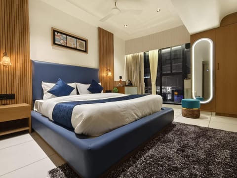 Bed, TV and multimedia, wardrobe
