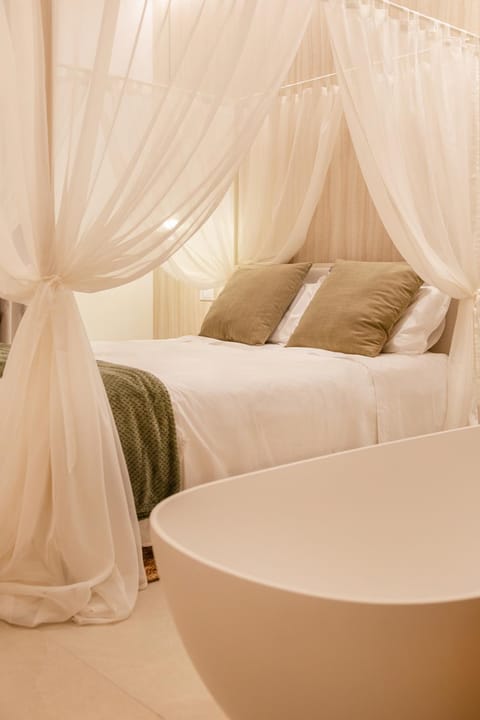 Bed, Hot Tub, Photo of the whole room, Bedroom, Open Air Bath, towels