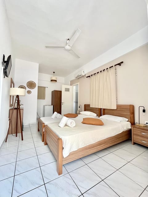 Bed, TV and multimedia, Photo of the whole room, Bedroom, towels, wardrobe