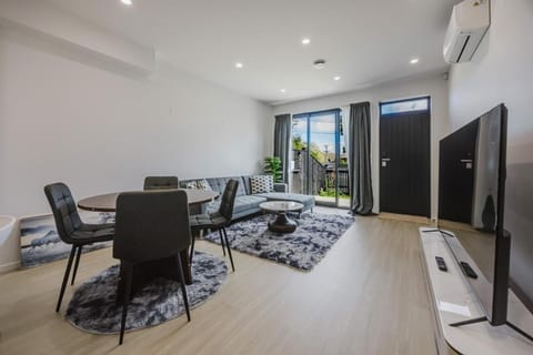 TV and multimedia, Seating area, Dining area, air conditioner