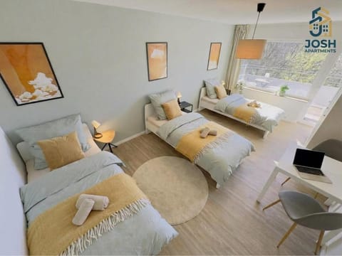 Bed, TV and multimedia, Photo of the whole room, Seating area, Bedroom, towels