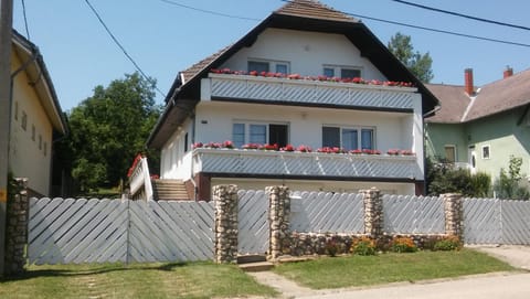 Property building, Nearby landmark, Restaurant/places to eat, Neighbourhood, Children play ground, Golfcourse, Horse-riding, Tennis court, Cycling, Street view, Supermarket/grocery shop