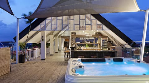 Hot Tub, Lounge or bar
