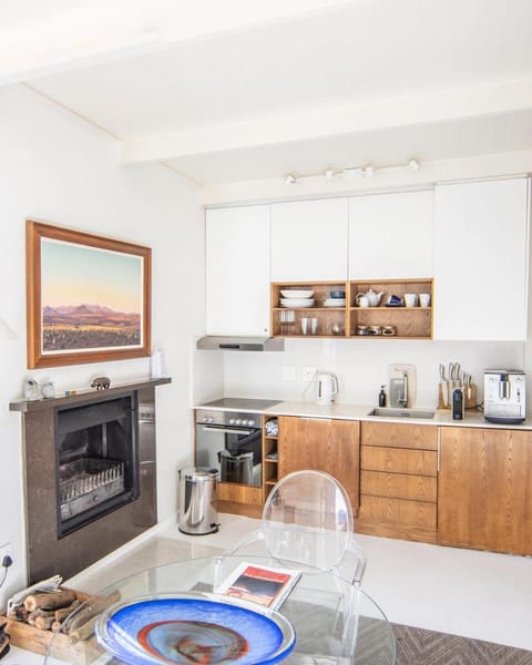 Coffee/tea facilities, Kitchen or kitchenette, Dining area, dishwasher, oven, stove, toaster