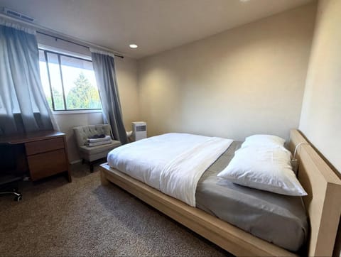 Photo of the whole room, Bedroom