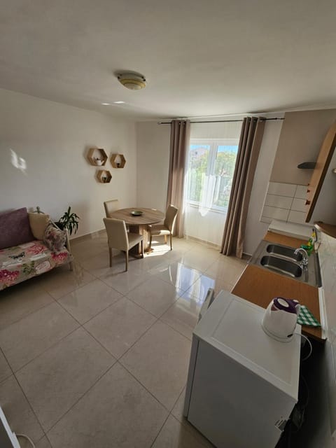 Kitchen or kitchenette, Living room, Seating area, Dining area