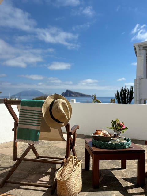 Natural landscape, View (from property/room), Balcony/Terrace, Food and drinks, Sea view, sunbed