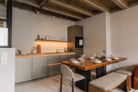 Coffee/tea facilities, Kitchen or kitchenette, Living room, Seating area, Dining area