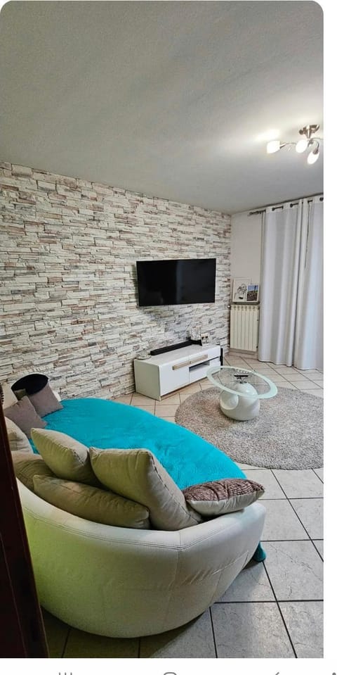 Communal lounge/ TV room, TV and multimedia, Living room, Seating area, Evening entertainment