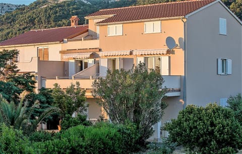 Property building, Neighbourhood