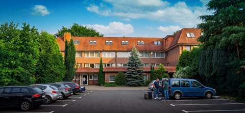 Property building, Facade/entrance, Off site, Day, View (from property/room), Location, Parking