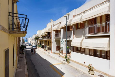 Property building, Neighbourhood, Sea view, Street view