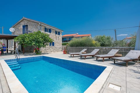 Property building, Swimming pool, sunbed