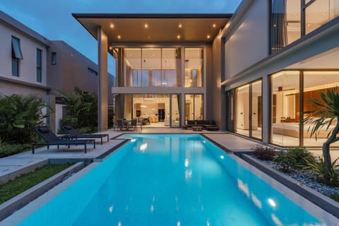Property building, Day, Pool view, Swimming pool, sunbed