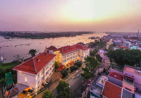 Property building, Bird's eye view, City view, River view, Street view, Location, Sunset