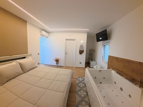 Hot Tub, Bedroom